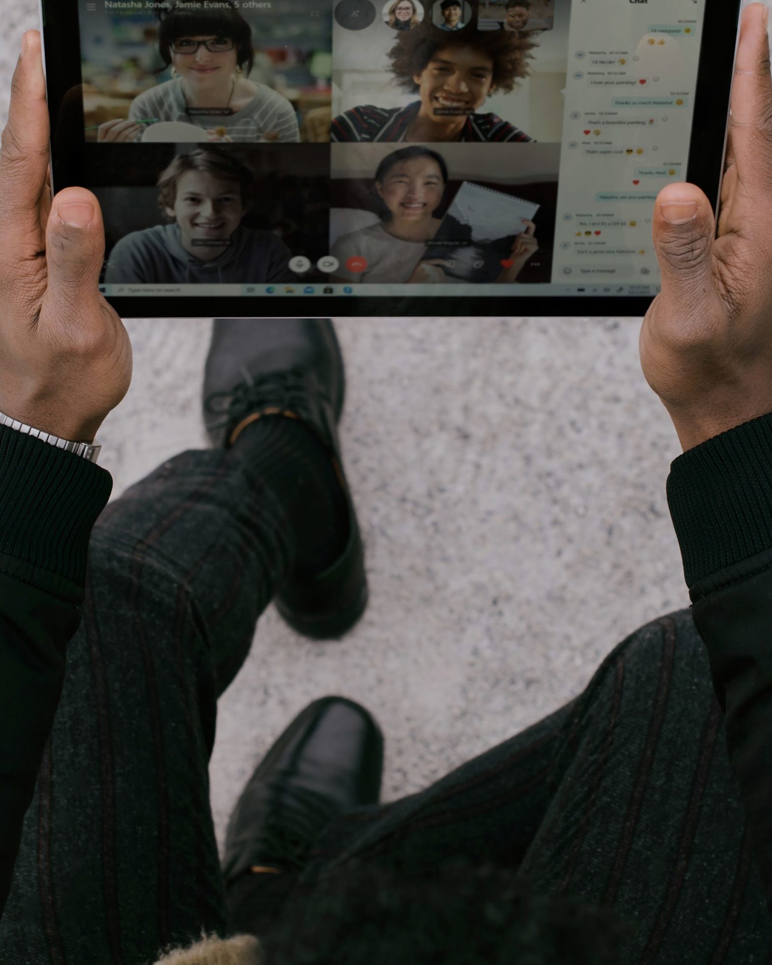 Human Virtuality: Mensch ist via Tablet mit anderen Teilnehmenden eines Videocalls verbunden